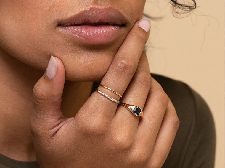 Colori estivi unghie, smalto di colore rosa chiaro, anello con pietra blu, unghie forma arrotondata