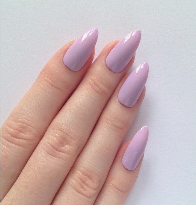 unghie-gel-a-punta-viola-rosa-effetto-lucicante-colore-fresco-vivace-mani-donna
