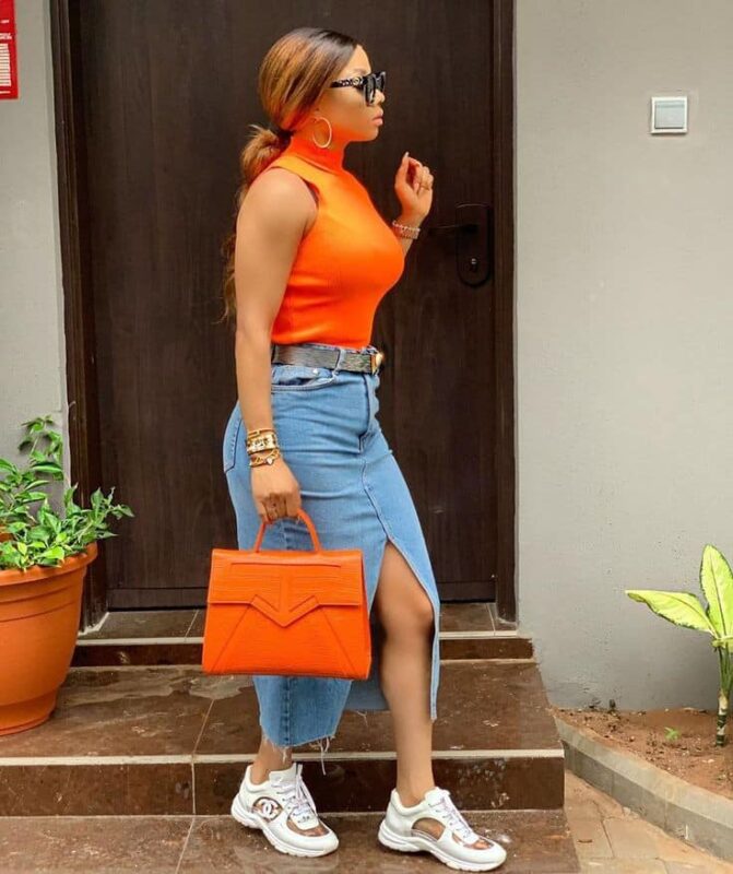 [GALLERY] – Daring Denim: Women’s Guide to Rocking the Slit Jeans Trend in 2024